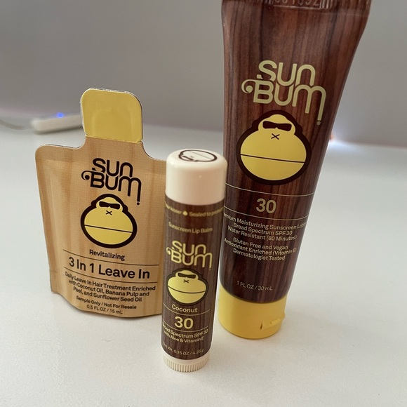 FREE 💛 with $50 purchase - Picture 2 of 3